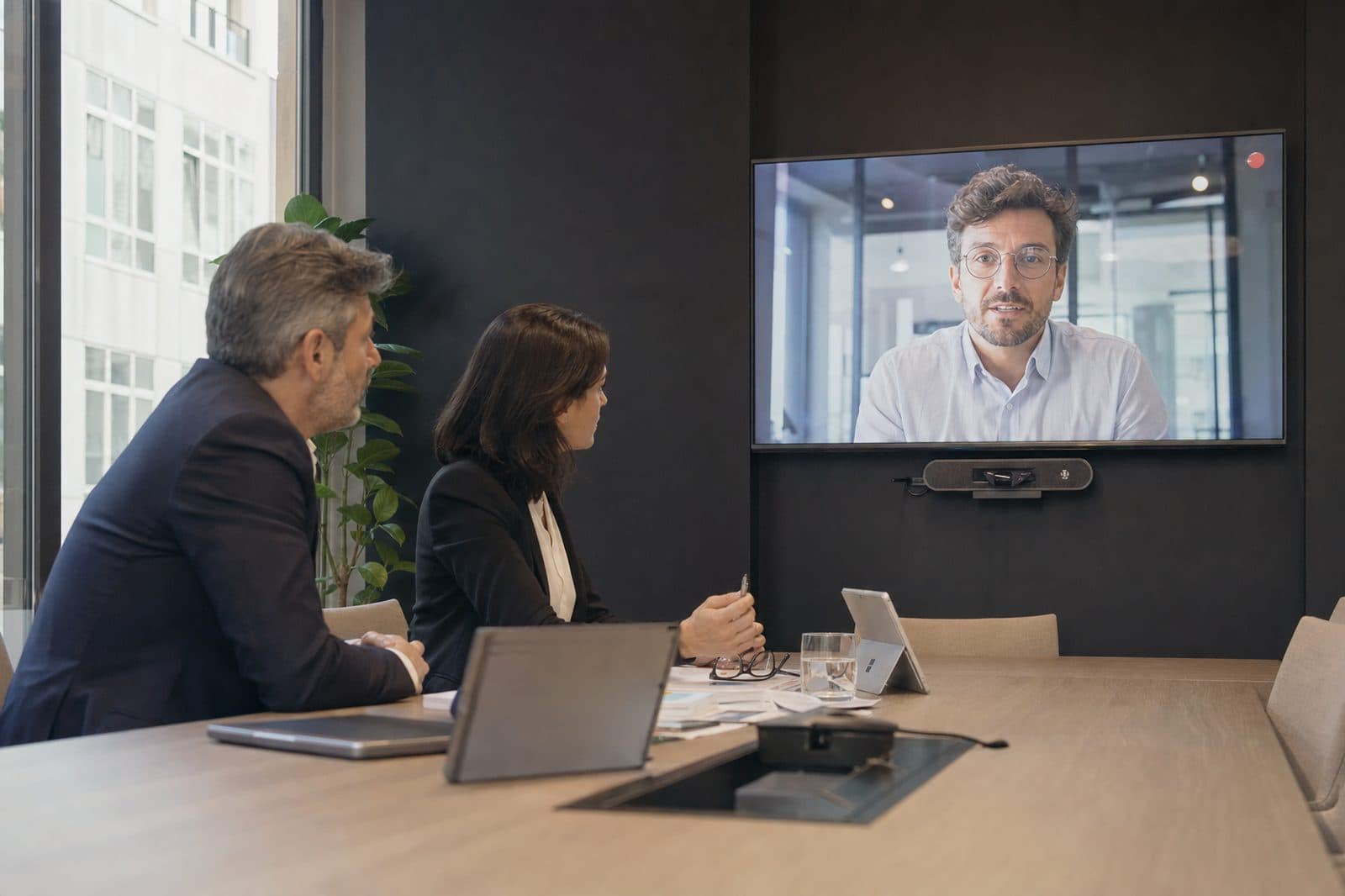 L'AI che trascrive le call commerciali: cosa si può registrare e cosa va detto prima di premere rec