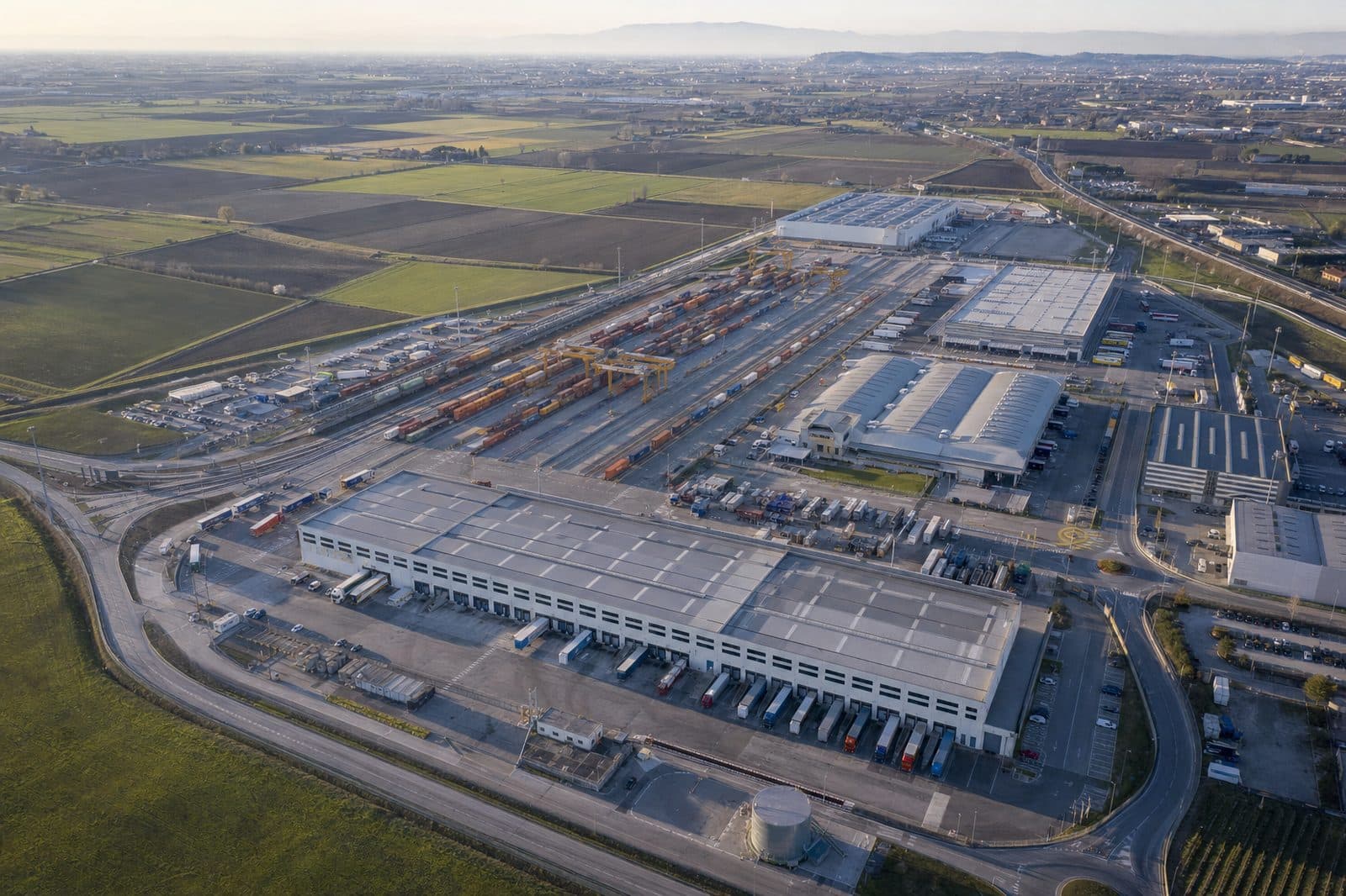 Vendere alla logistica conto terzi: 79 mila aziende, contratti di magazzino da tre anni e clausole quasi tutte indicizzate